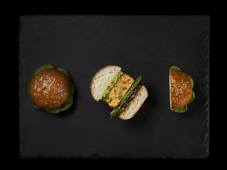 Doi burgeri Shrimp, mai mici și mai cocheți, unul dintre ei tăiat în două, lăsând la vedere jocul de culori al straturilor de spanac tânăr verde, al chiftelei gălbui de creveți și sosul de avocado.