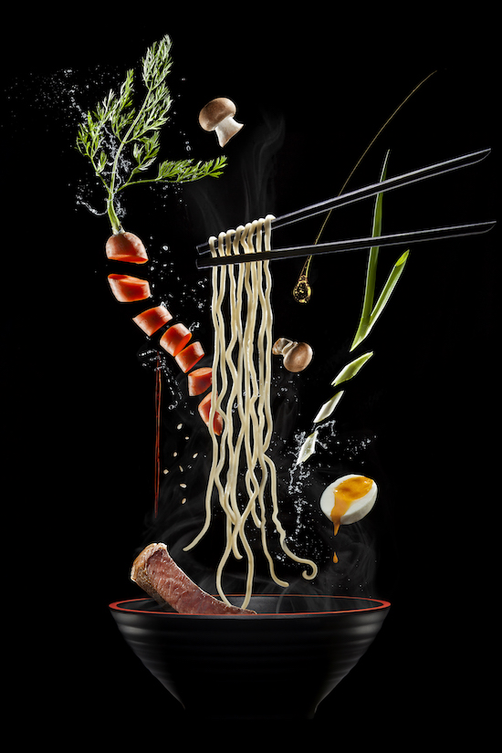 Tăiței de ramen fierți, ușor elastici și gumoși, aflați în curs de a fi așezați într-un bol mare, de un negru mat, cu marginea roșie, și urmați de o ploaie de ceapă verde și de morcovi proaspeți, ciuperci, semințe de susan, carne de vită, jumătăți de ou cu gălbenușul moale, sos de soia și ulei de susan, toate învăluite împreună de aburul supei fierbinți de carne.
