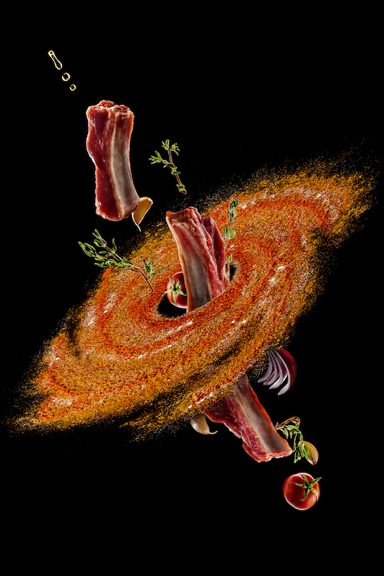 O galaxie de condimente, gusturi și arome care învăluie fragedele coaste de porc.